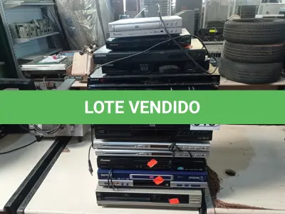 LOTE 318 - 01VÍDEO CASSETE E VÁRIOS APARELHOS DVD MARCAS E MODELOS DIVERSOS. (NO ESTADO) ATENÇÃO! FAZER A VISITAÇÃO ANTES DE ARREMATAR, NÃO SABEMOS SE FUNCIONA. LEILÃO NÃO TEM GARANTIA E NEM DEVOLUÇÃO, SUJEITO A POSSÍVEIS AVARIAS VISÍVEIS/OCULTAS E/OU AUSÊNCIA DE COMPONENTES.