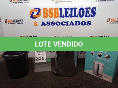 LOTE 330 - 01 LIXEIRA EM INOX COM PEDAL 12L MARCA MOOD. (NO ESTADO) ATENÇÃO! FAZER A VISITAÇÃO ANTES DE ARREMATAR, NÃO SABEMOS SE FUNCIONA. LEILÃO NÃO TEM GARANTIA E NEM DEVOLUÇÃO, SUJEITO A POSSÍVEIS AVARIAS VISÍVEIS/OCULTAS E/OU AUSÊNCIA DE COMPONENTES.