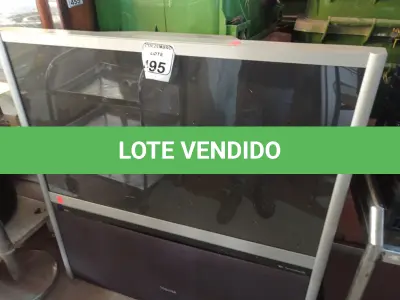 LOTE 495 - 01 TV DE TUBO ANTIGA MARCA TOSHIBA. (NO ESTADO) ATENÇÃO! FAZER A VISITAÇÃO ANTES DE ARREMATAR, NÃO SABEMOS SE FUNCIONA. LEILÃO NÃO TEM GARANTIA E NEM DEVOLUÇÃO, SUJEITO A POSSÍVEIS AVARIAS VISÍVEIS/OCULTAS E/OU AUSÊNCIA DE COMPONENTES.