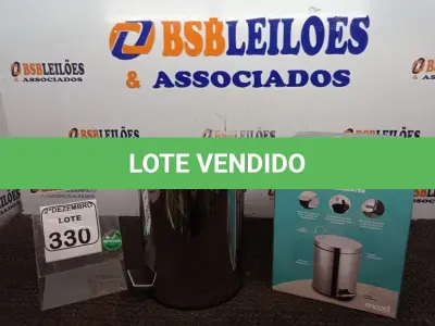LOTE 330 - 01 LIXEIRA EM INOX COM PEDAL 12L MARCA MOOD. (NO ESTADO) ATENÇÃO! FAZER A VISITAÇÃO ANTES DE ARREMATAR, NÃO SABEMOS SE FUNCIONA. LEILÃO NÃO TEM GARANTIA E NEM DEVOLUÇÃO, SUJEITO A POSSÍVEIS AVARIAS VISÍVEIS/OCULTAS E/OU AUSÊNCIA DE COMPONENTES.