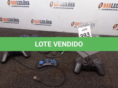 LOTE 393 - 05 JOYSTICKS DE GAMES MARCAS E MODELOS DIVERSOS. (NO ESTADO) ATENÇÃO! FAZER A VISITAÇÃO ANTES DE ARREMATAR, NÃO SABEMOS SE FUNCIONA. LEILÃO NÃO TEM GARANTIA E NEM DEVOLUÇÃO, SUJEITO A POSSÍVEIS AVARIAS VISÍVEIS/OCULTAS E/OU AUSÊNCIA DE COMPONENTES.