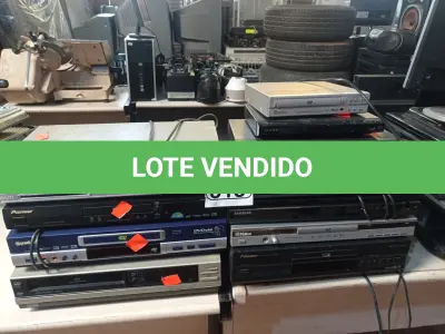 LOTE 318 - 01VÍDEO CASSETE E VÁRIOS APARELHOS DVD MARCAS E MODELOS DIVERSOS. (NO ESTADO) ATENÇÃO! FAZER A VISITAÇÃO ANTES DE ARREMATAR, NÃO SABEMOS SE FUNCIONA. LEILÃO NÃO TEM GARANTIA E NEM DEVOLUÇÃO, SUJEITO A POSSÍVEIS AVARIAS VISÍVEIS/OCULTAS E/OU AUSÊNCIA DE COMPONENTES.