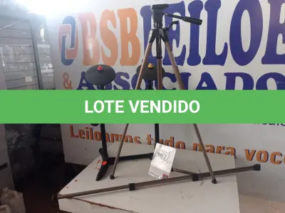 LOTE 367 - 01 BATERIA GUITAR HERO E 01 TRIPÉ C/AVARIAS. (NO ESTADO) ATENÇÃO! FAZER A VISITAÇÃO ANTES DE ARREMATAR, NÃO SABEMOS SE FUNCIONA. LEILÃO NÃO TEM GARANTIA E NEM DEVOLUÇÃO, SUJEITO A POSSÍVEIS AVARIAS VISÍVEIS/OCULTAS E/OU AUSÊNCIA DE COMPONENTES.
