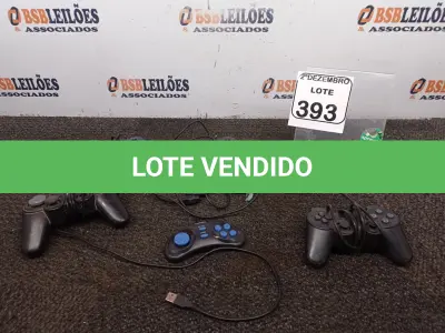 LOTE 393 - 05 JOYSTICKS DE GAMES MARCAS E MODELOS DIVERSOS. (NO ESTADO) ATENÇÃO! FAZER A VISITAÇÃO ANTES DE ARREMATAR, NÃO SABEMOS SE FUNCIONA. LEILÃO NÃO TEM GARANTIA E NEM DEVOLUÇÃO, SUJEITO A POSSÍVEIS AVARIAS VISÍVEIS/OCULTAS E/OU AUSÊNCIA DE COMPONENTES.