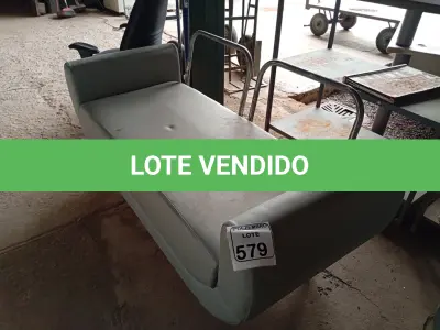 LOTE 579 - 01 SOFÁ C/BASE DE FERRO E RODINHAS. (NO ESTADO) ATENÇÃO! FAZER A VISITAÇÃO ANTES DE ARREMATAR, NÃO SABEMOS SE FUNCIONA. LEILÃO NÃO TEM GARANTIA E NEM DEVOLUÇÃO, SUJEITO A POSSÍVEIS AVARIAS VISÍVEIS/OCULTAS E/OU AUSÊNCIA DE COMPONENTES.