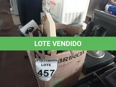 LOTE 457 - 03 RELÓGIOS DE PAREDE, LEITORES DE CÓDIGOS DE BARRA, LUMINARIAS E ESPETOS DE JARDIM DIVERSOS. (NO ESTADO) ATENÇÃO! FAZER A VISITAÇÃO ANTES DE ARREMATAR, NÃO SABEMOS SE FUNCIONA. LEILÃO NÃO TEM GARANTIA E NEM DEVOLUÇÃO, SUJEITO A POSSÍVEIS AVARIAS VISÍVEIS/OCULTAS E/OU AUSÊNCIA DE COMPONENTES.