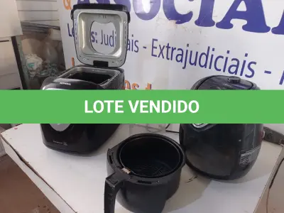 LOTE 333 - 01 MÁQUINA DE FAZER PÃO E 01 AIR FRYER MARCAS E MODELOS DIVERSOS. (NO ESTADO) ATENÇÃO! FAZER A VISITAÇÃO ANTES DE ARREMATAR, NÃO SABEMOS SE FUNCIONA. LEILÃO NÃO TEM GARANTIA E NEM DEVOLUÇÃO, SUJEITO A POSSÍVEIS AVARIAS VISÍVEIS/OCULTAS E/OU AUSÊNCIA DE COMPONENTES.