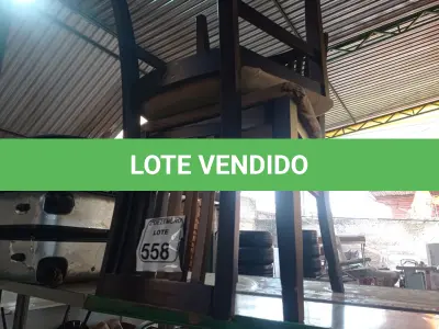 LOTE 558 - 02 CADEIRAS EM MADEIRA C/ASSENTO ESTOFADO. (NO ESTADO) ATENÇÃO! FAZER A VISITAÇÃO ANTES DE ARREMATAR, NÃO SABEMOS SE FUNCIONA. LEILÃO NÃO TEM GARANTIA E NEM DEVOLUÇÃO, SUJEITO A POSSÍVEIS AVARIAS VISÍVEIS/OCULTAS E/OU AUSÊNCIA DE COMPONENTES.