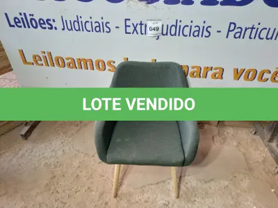 LOTE 049 - 01 CADEIRA VERDE (GREEN CHAIR). (NO ESTADO EM QUE SE ENCONTRA. SUJEITO A AVARIAS OCULTAS/VISÍVEIS.)