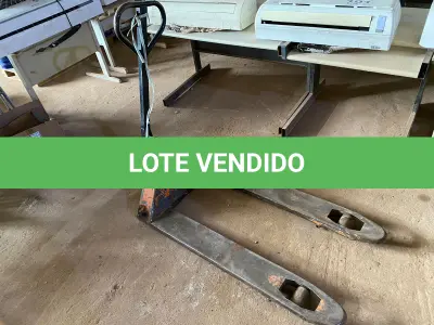 LOTE 019 - 01 - PALETEIRA HIDRÁULICA MANUAL (NO ESTADO, NÃO SABEMOS SE FUNCIONA. LEILÃO NÃO TEM GARANTIA E NEM DEVOLUÇÃO, SUJEITO A POSSÍVEIS AVARIAS VISÍVEIS/OCULTAS E/OU AUSÊNCIA DE COMPONENTES)