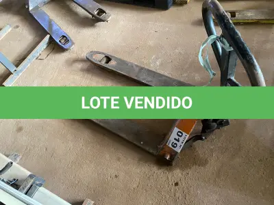 LOTE 019 - 01 - PALETEIRA HIDRÁULICA MANUAL (NO ESTADO, NÃO SABEMOS SE FUNCIONA. LEILÃO NÃO TEM GARANTIA E NEM DEVOLUÇÃO, SUJEITO A POSSÍVEIS AVARIAS VISÍVEIS/OCULTAS E/OU AUSÊNCIA DE COMPONENTES)