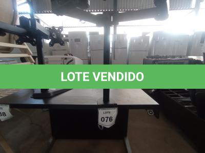 LOTE 076 - 01 SUPORTE PARA MONITOR (MONITOR STAND). (NO ESTADO EM QUE SE ENCONTRA. SUJEITO A AVARIAS OCULTAS/VISÍVEIS.)