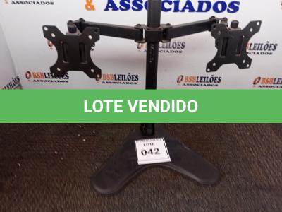 LOTE 042 - 01 SUPORTE PARA MONITOR (MONITOR STAND). (NO ESTADO EM QUE SE ENCONTRA. SUJEITO A AVARIAS OCULTAS/VISÍVEIS.)