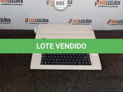 LOTE 032 - 01 MÁQUINA DE ESCREVER (TYPEWRITER). (NO ESTADO EM QUE SE ENCONTRA. SUJEITO A AVARIAS OCULTAS/VISÍVEIS.)