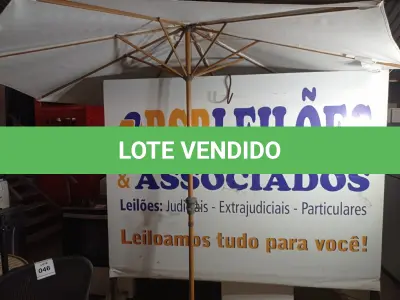 LOTE 028 - 01 GUARDA-CHUVA. (UMBRELLA) (NO ESTADO EM QUE SE ENCONTRA. SUJEITO A AVARIAS OCULTAS/VISÍVEIS.) BH1495C
