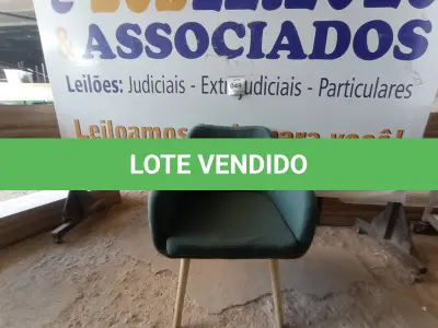 LOTE 049 - 01 CADEIRA VERDE (GREEN CHAIR). (NO ESTADO EM QUE SE ENCONTRA. SUJEITO A AVARIAS OCULTAS/VISÍVEIS.)
