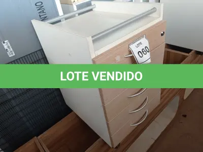 LOTE 060 - 01 MESA DE CABECEIRA (BEDSIDE).  (NO ESTADO EM QUE SE ENCONTRA. SUJEITO A AVARIAS OCULTAS/VISÍVEIS.)  