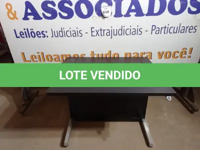 LOTE 038 - 01 MESA DE APOIO NA COR PRETA (STANDUP DESK) (NO ESTADO EM QUE SE ENCONTRA. SUJEITO A AVARIAS OCULTAS/VISÍVEIS.)