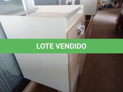 LOTE 050 - 01 MESA DE CABECEIRA (BEDSIDE). (NO ESTADO EM QUE SE ENCONTRA. SUJEITO A AVARIAS OCULTAS/VISÍVEIS.) 