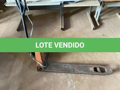 LOTE 019 - 01 - PALETEIRA HIDRÁULICA MANUAL (NO ESTADO, NÃO SABEMOS SE FUNCIONA. LEILÃO NÃO TEM GARANTIA E NEM DEVOLUÇÃO, SUJEITO A POSSÍVEIS AVARIAS VISÍVEIS/OCULTAS E/OU AUSÊNCIA DE COMPONENTES)