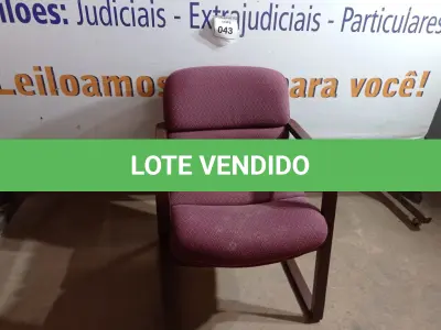 LOTE 043 - 01 CADEIRA NA COR ROXA (PURPLE CHAIR).035097 (NO ESTADO EM QUE SE ENCONTRA. SUJEITO A AVARIAS OCULTAS/VISÍVEIS.)