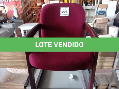 LOTE 201 - 01 CADEIRA NA COR VERMELHA (RED CHAIR).039372 (NO ESTADO EM QUE SE ENCONTRA. SUJEITO A AVARIAS OCULTAS/VISÍVEIS.)