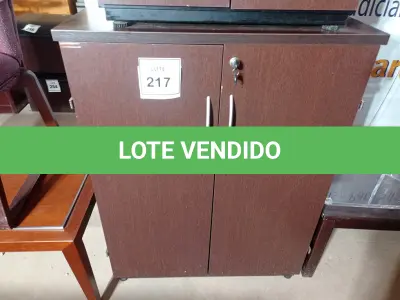 LOTE 217 - 01 ARMÁRIO MÉDIO EM MADEIRA C/ 02 PORTAS (MEDIUM WOODEN CABINET). (NO ESTADO EM QUE SE ENCONTRA. SUJEITO A AVARIAS OCULTAS/VISÍVEIS.)
