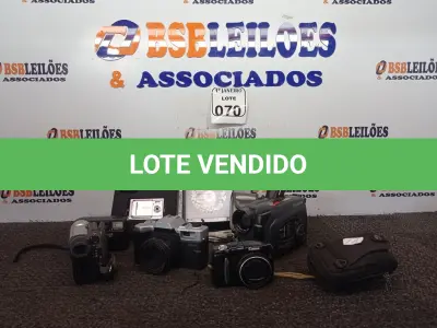 LOTE 070 - 02 FILMADORAS MARCA GRADIENTE E SONY E 04 CÂMERAS FOTOGRÁFICAS MARCAS E MODELOS DIVERSOS. (NO ESTADO) ATENÇÃO! FAZER A VISITAÇÃO ANTES DE ARREMATAR, NÃO SABEMOS SE FUNCIONA. LEILÃO NÃO TEM GARANTIA E NEM DEVOLUÇÃO, SUJEITO A POSSÍVEIS AVARIAS VISÍVEIS/OCULTAS E/OU AUSÊNCIA DE COMPONENTES.