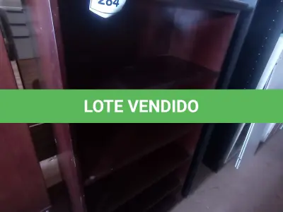LOTE 284 - 01 ESTANTE EM MADEIRA (WOODEN BOOKCASE). (NO ESTADO EM QUE SE ENCONTRA. SUJEITO A AVARIAS OCULTAS/VISÍVEIS.)