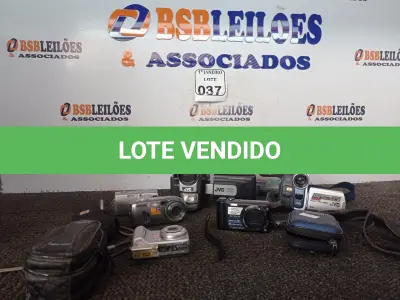 LOTE 037 - 02 FILMADORAS MARCA JVC E 05 MÁQUINAS FOTOGRÁFICAS MARCAS E MODELOS DIVERSOS. (NO ESTADO) ATENÇÃO! FAZER A VISITAÇÃO ANTES DE ARREMATAR, NÃO SABEMOS SE FUNCIONA. LEILÃO NÃO TEM GARANTIA E NEM DEVOLUÇÃO, SUJEITO A POSSÍVEIS AVARIAS VISÍVEIS/OCULTAS E/OU AUSÊNCIA DE COMPONENTES.