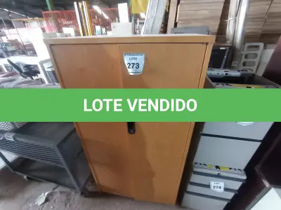 LOTE 273 - 01 ARMÁRIO EM MADEIRA C/ 02 PORTAS. (WOODEN CABINET) (NO ESTADO EM QUE SE ENCONTRA. SUJEITO A AVARIAS OCULTAS/VISÍVEIS.)