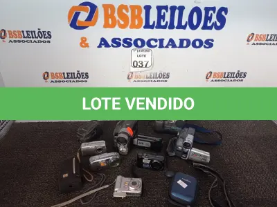 LOTE 037 - 02 FILMADORAS MARCA JVC E 05 MÁQUINAS FOTOGRÁFICAS MARCAS E MODELOS DIVERSOS. (NO ESTADO) ATENÇÃO! FAZER A VISITAÇÃO ANTES DE ARREMATAR, NÃO SABEMOS SE FUNCIONA. LEILÃO NÃO TEM GARANTIA E NEM DEVOLUÇÃO, SUJEITO A POSSÍVEIS AVARIAS VISÍVEIS/OCULTAS E/OU AUSÊNCIA DE COMPONENTES.