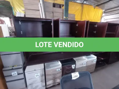 LOTE 276 - 01 ARMÁRIO C/ BANCADA EM MADEIRA (WOODEN CABINET). (NO ESTADO EM QUE SE ENCONTRA. SUJEITO A AVARIAS OCULTAS/VISÍVEIS.)