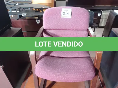 LOTE 214 - 01 CADEIRA NA COR ROXA (PURPLE CHAIR).035098 (NO ESTADO EM QUE SE ENCONTRA. SUJEITO A AVARIAS OCULTAS/VISÍVEIS.)