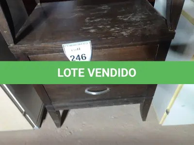LOTE 246 - 01 ARMÁRIO MÉDIO EM MADEIRA C/ 02 PORTAS (MEDIUM WOODEN CABINET). (NO ESTADO EM QUE SE ENCONTRA. SUJEITO A AVARIAS OCULTAS/VISÍVEIS.)