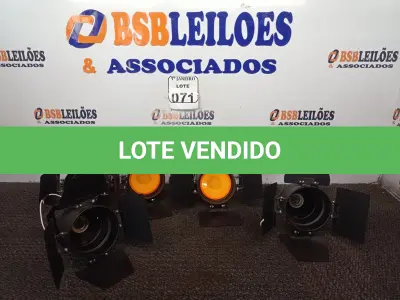 LOTE 071 - 05 LUMINÁRIAS REFLETORAS. (NO ESTADO) ATENÇÃO! FAZER A VISITAÇÃO ANTES DE ARREMATAR, NÃO SABEMOS SE FUNCIONA. LEILÃO NÃO TEM GARANTIA E NEM DEVOLUÇÃO, SUJEITO A POSSÍVEIS AVARIAS VISÍVEIS/OCULTAS E/OU AUSÊNCIA DE COMPONENTES.
