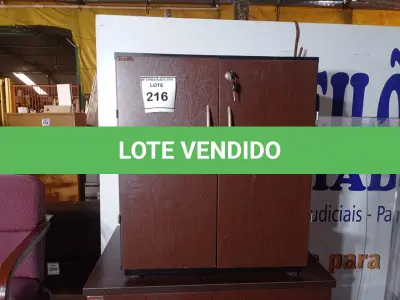 LOTE 216 - 01 ARMÁRIO BAIXO EM MADEIRA C/ 02 PORTAS (LOW CABINET). (NO ESTADO EM QUE SE ENCONTRA. SUJEITO A AVARIAS OCULTAS/VISÍVEIS.)