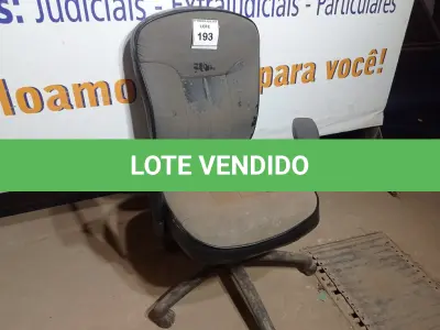LOTE 193 - 01 CADEIRA DE ESCRITÓRIO VELHA (OLD OFFICE CHAIR). (NO ESTADO EM QUE SE ENCONTRA. SUJEITO A AVARIAS OCULTAS/VISÍVEIS.)