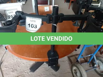 LOTE 103 - 01 SUPORTE PARA MONITOR (MONITOR STAND). (NO ESTADO EM QUE SE ENCONTRA. SUJEITO A AVARIAS OCULTAS/VISÍVEIS.)