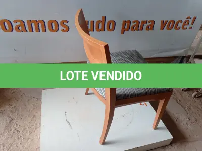 LOTE 263 - 01 CADEIRA MADEIRA ASSENTO CINZA LISTRADO (WOODEN CHAIR WITH GRAY STRIPED SEAT) (NO ESTADO EM QUE SE ENCONTRA. SUJEITO A AVARIAS OCULTAS/VISÍVEIS.)