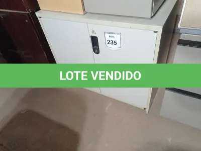 LOTE 235 - 01 ARMÁRIO BAIXO 02 PORTAS EM MADEIRA. (LOW CABINET) (NO ESTADO EM QUE SE ENCONTRA. SUJEITO A AVARIAS OCULTAS/VISÍVEIS.)