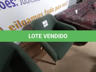 LOTE 227 - 01 CADEIRA VERDE (GREEN CHAIR). (NO ESTADO EM QUE SE ENCONTRA. SUJEITO A AVARIAS OCULTAS/VISÍVEIS.)