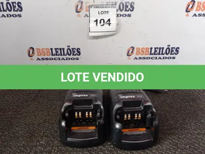 LOTE 104 - 02 CARREGADORES IMPRES. (CHARGERS). (NO ESTADO EM QUE SE ENCONTRA. SUJEITO A AVARIAS OCULTAS/VISÍVEIS.)