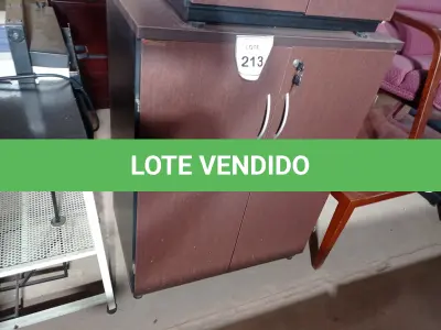 LOTE 213 - 01 ARMÁRIO MÉDIO EM MADEIRA C/ 02 PORTAS (MEDIUM WOODEN CABINET). (NO ESTADO EM QUE SE ENCONTRA. SUJEITO A AVARIAS OCULTAS/VISÍVEIS.)