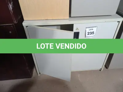 LOTE 235 - 01 ARMÁRIO BAIXO 02 PORTAS EM MADEIRA. (LOW CABINET) (NO ESTADO EM QUE SE ENCONTRA. SUJEITO A AVARIAS OCULTAS/VISÍVEIS.)