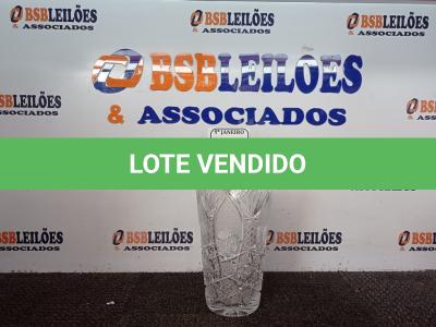 LOTE 027 - 01 VASO DE CRISTAL C/PÉ. (NO ESTADO) ATENÇÃO! FAZER A VISITAÇÃO ANTES DE ARREMATAR, NÃO SABEMOS SE FUNCIONA. LEILÃO NÃO TEM GARANTIA E NEM DEVOLUÇÃO, SUJEITO A POSSÍVEIS AVARIAS VISÍVEIS/OCULTAS E/OU AUSÊNCIA DE COMPONENTES.