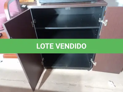 LOTE 217 - 01 ARMÁRIO MÉDIO EM MADEIRA C/ 02 PORTAS (MEDIUM WOODEN CABINET). (NO ESTADO EM QUE SE ENCONTRA. SUJEITO A AVARIAS OCULTAS/VISÍVEIS.)