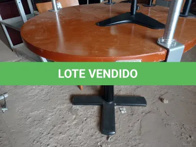 LOTE 259 - 01 MESA REDONDA DE MADEIRA CLARA (ROUND LIGHT WOOD TABLE). (NO ESTADO EM QUE SE ENCONTRA. SUJEITO A AVARIAS OCULTAS/VISÍVEIS.)