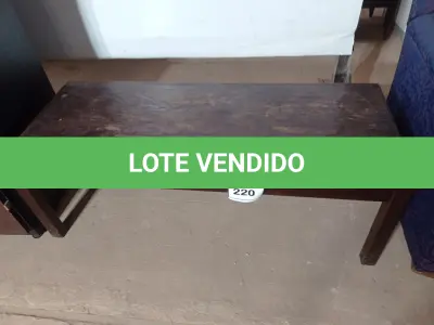 LOTE 220 - 01 MESA DE CENTRO MADEIRA ESCURA (DARK WOOD COFFEE TABLE). (NO ESTADO EM QUE SE ENCONTRA. SUJEITO A AVARIAS OCULTAS/VISÍVEIS.)