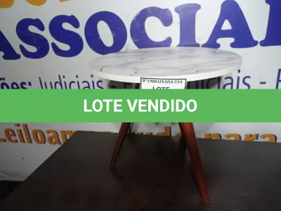 LOTE 190 - 01 MESINHA DE CANTO REDONDA ESTILO MÁRMORE (ROUND MARBLE CORNER TABLE). (NO ESTADO EM QUE SE ENCONTRA. SUJEITO A AVARIAS OCULTAS/VISÍVEIS.)